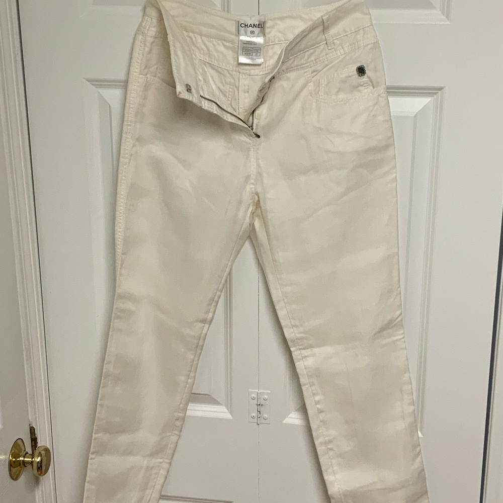 CHANEL white women’s pants size 40 needs repairs.